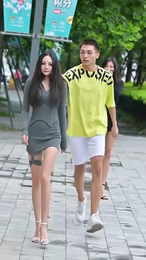 街拍美女吃瓜视频,美女热辣吃瓜，夏日街头一景