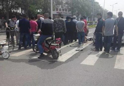 撞车吃瓜被撞视频真实图片,惊险瞬间！撞车吃瓜现场视频与图片曝光